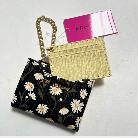 Betsey Johnson Black Multi Daisy Print Bifold Wallet With Pullout CC Case NWT - Picture 5 of 8